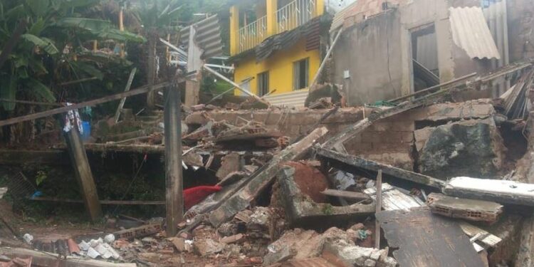 Cerca de 80 famílias de Ouro Preto tiveram que deixar suas casas na manhã de hoje - Foto: Corpo de Bombeiros de Minas Gerais