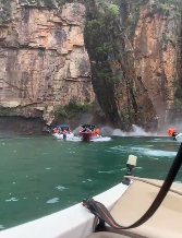 Rocha se solta de cânion de Furnas, em Capitólio-MG; atinge lanchas de passeio e mata dois