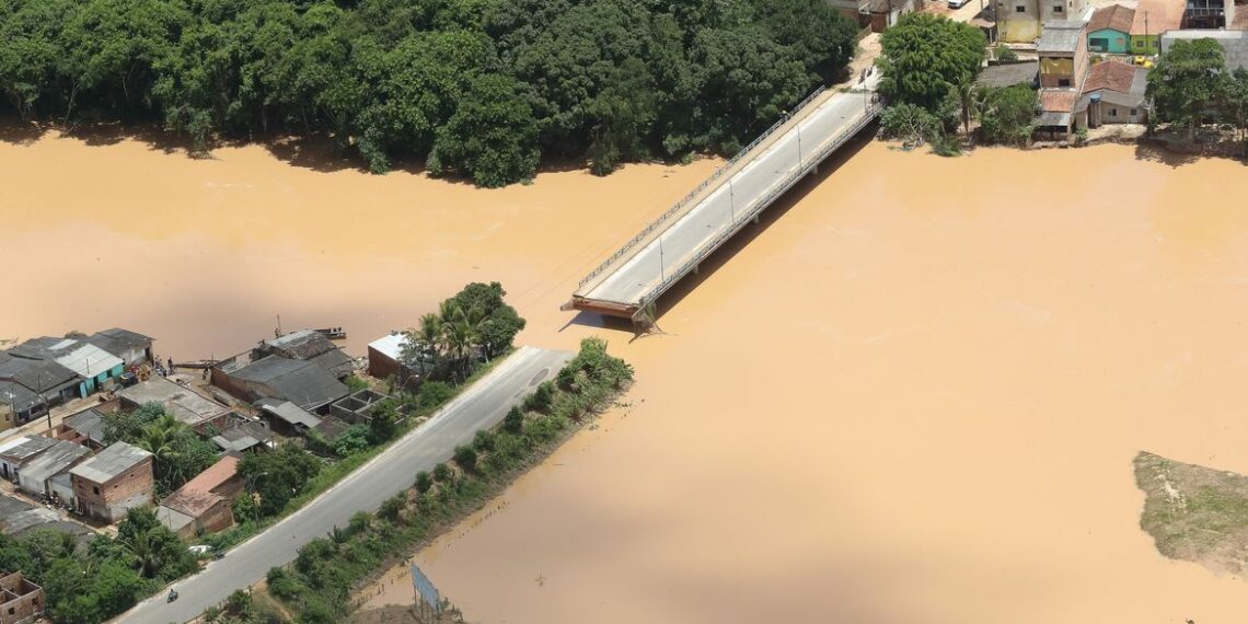 Comitiva de Bolsonaro sobrevoa  áreas atingidas por enchentes no Estado da Bahia: estão sendo monitoradas nove pontes e pontilhões em sete diferentes regiões do estado Foto: Isac Nóbrega/PR