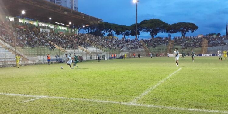 Macaca ficou no empate por 1 a 1 com a Francana, na noite desta terça-feira - Fotos: Lucas Porto/Assessoria Francana