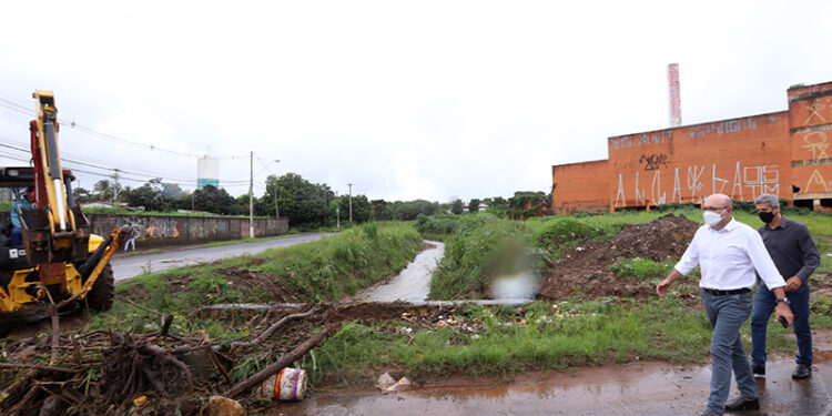 Prefeito avalia estragos da chuva no distrito do Nova Aparecida