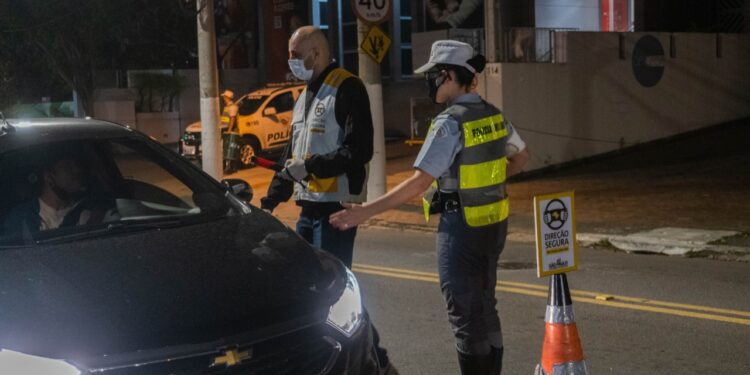  92,8% das multas da blitz da Lei Seca são por recusa ao teste do bafômetro