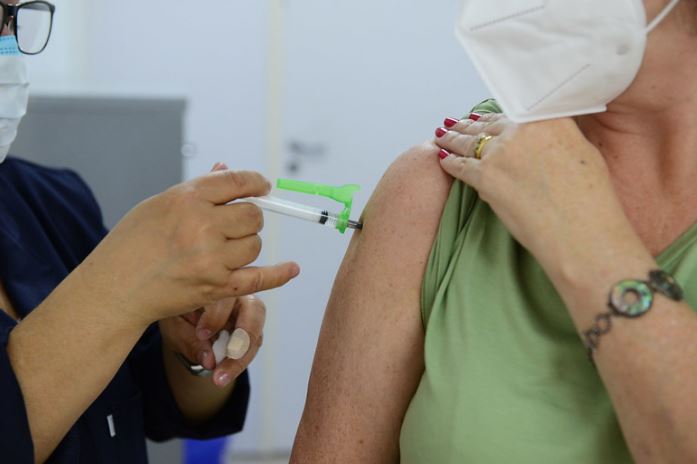 Vacinação acontecerá em 58 centros de saúde e no Centro de Referência do Idoso- Foto: Eduardo Lopes/Divulgação PMC