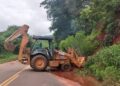 Trator limpa deslizamento em estrada de Minas Gerais: sol volta a brilhar no estado. Foto: Divulgação