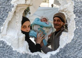 Bebê de um mês com sua família em Adra, após escaparem da violência em Ghouta, Síria - Foto: Unicef/Omar Sanadiki