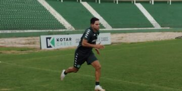 O meia Giovanni Augusto treina no Brinco de Ouro. Foto: Thomaz Marostegan/Guarani FC