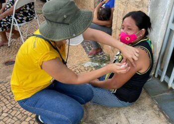 Agente aplica vacina em membro da tribo venezuelana, que costuma ficar na região do Terminal Metropolitano: população é considerada vulnerável Foto: Divulgação