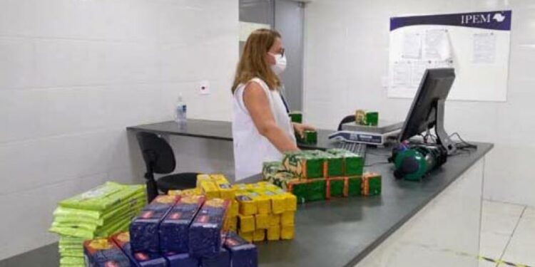 Fiscais do Ipem fazem inspeção em itens do lanche escolar, como  barras de cereal e bolachas - Foto: Divulgação