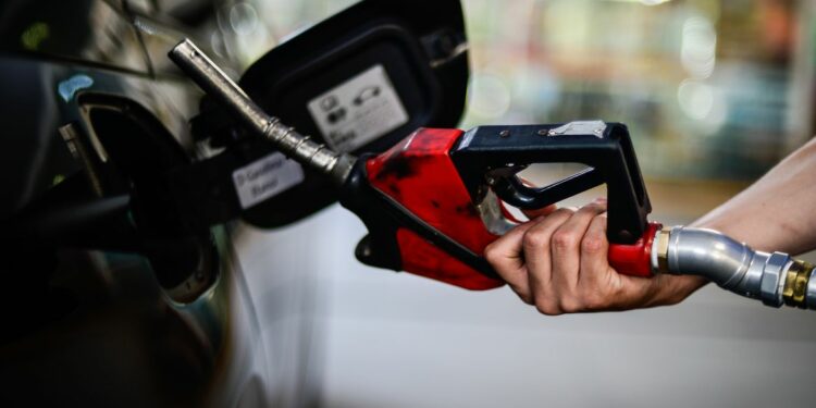 Petrobras defende a necessidade do reajuste de preços: ministro disse que "existe, sim, um problema de tributação nos preços de combustíveis"- Foto: Marcello Casal/Agência Brasil