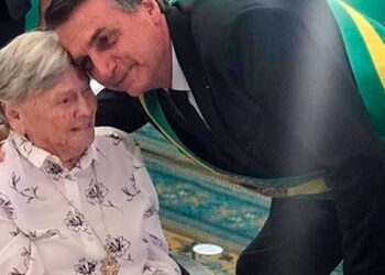O presidente Jair Bolsonaro e sua mãe Olinda Bonturi Bolsonaro, falecida hoje - Foto: Reprodução Redes Sociais