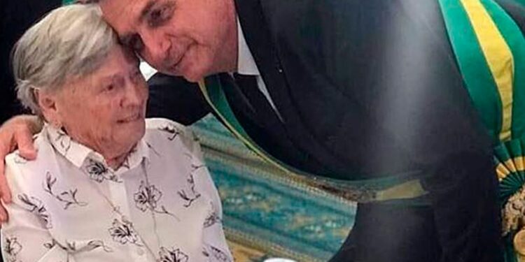 Mãe do presidente morre aos 94 anos; Bolsonaro volta ao Brasil para acompanhar o enterro