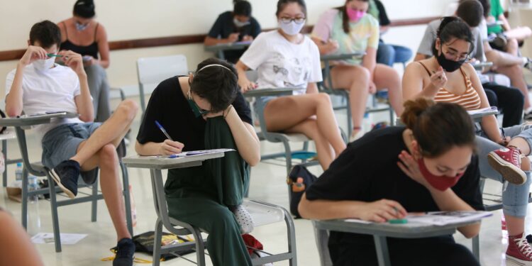 Unicamp abre a 2ª fase do vestibular com alerta sobre riscos da Ômicron