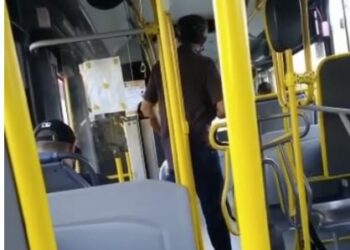 Vídeo foi feito por outro passageiro e mostra o motorista partindo pra cima do passageiro após discussão Foto: Redes sociais