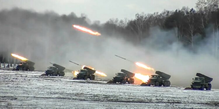 Forças russas na fronteira da Ucrânia, antes da invasão: Moscou agora ameaça com armas nucleares - Foto: Reprodução