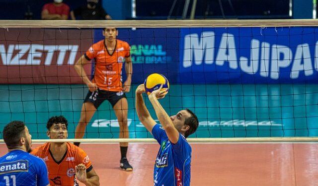 Vôlei Renata joga fora de casa e busca se manter no G4