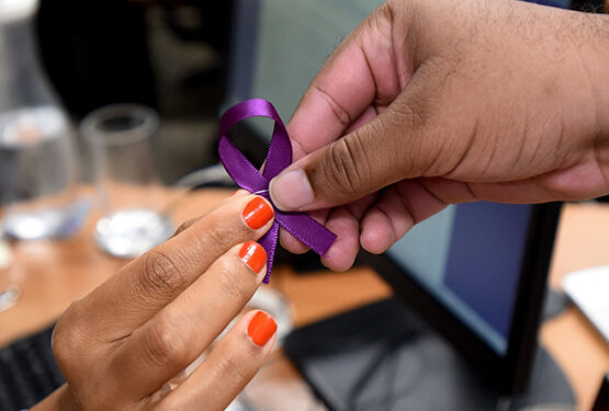 A cor violeta foi escolhida para a campanha por simbolizar a dignidade, a prosperidade e o respeito. Foto: Carlos Bassan/PMC