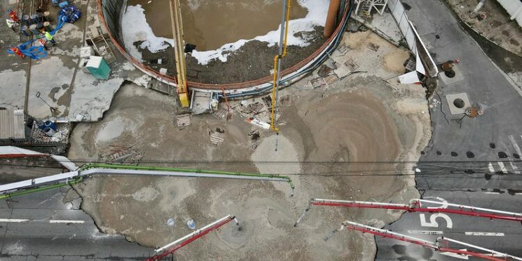 Cratera em SP é preenchida com material rochoso e argamassa