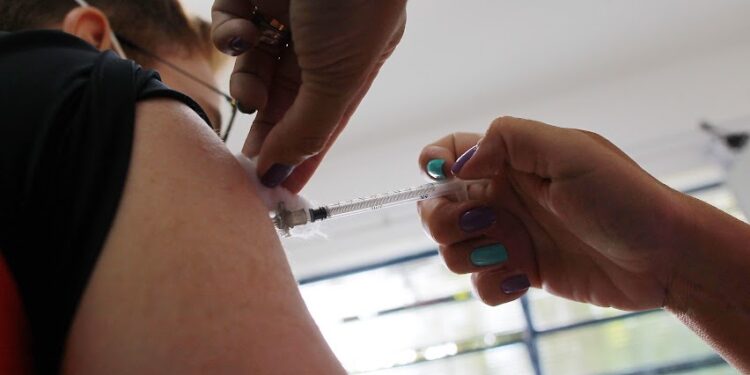 O agendamento da dose de reforço contempla faixa etária de 12 a 17 com imunossupressão.  Foto: Leandro Ferreira/Hora Campinas