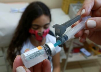 Criança aguarda a sua dose no Dia C da vacinação contra a Covid-19, dedicada à faixa etári dos 5 aos 11 anos Foto: Leandro Ferreira/Hora Campinas