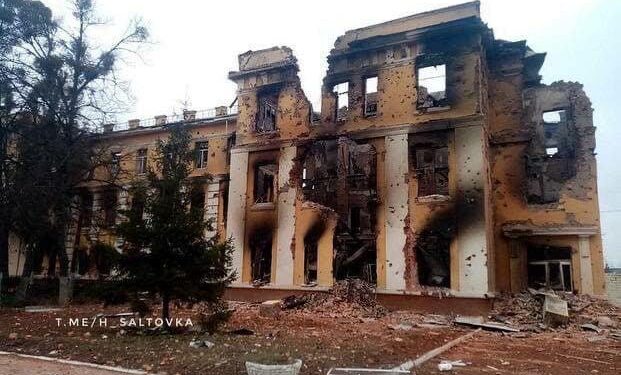 Escola destruída durante ataque da Rússia à cidade ucraniana de Kharkiv. Foto: Reprodução/Twitter