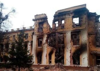 Escola destruída durante ataque da Rússia à cidade ucraniana de Kharkiv. Foto: Reprodução/Twitter