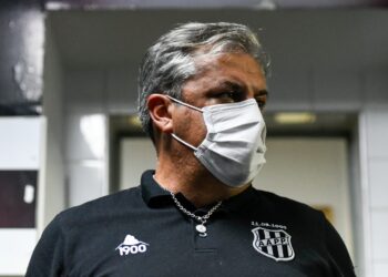 Gilson Kleina: treinador de 53 anos não resistiu à dura derrota sofrida por 3 a 0 para o Guarani no Dérbi 202. Foto: Ponte Press/Álvaro Jr
