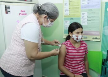 Enfermeira aplica vacina contra o coronavírus em criança em unidade de Jaguariúna: mobilização Foto: Ivair Oliveira/PMJ/Divulgação