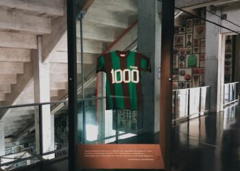 Camisa usada por Pelé para entrar em campo em seu milésimo jogo oficial- Foto: Rafael Lima Rocha/Museu do Futebol