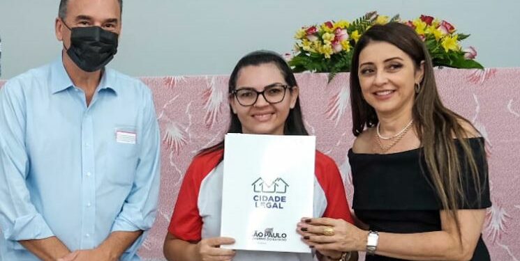 Secretaria da Habitação entrega títulos de propriedade na região