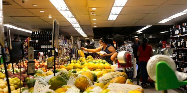 IPCA-15 tem alta de 0,99% em fevereiro, maior variação para o mês desde 2016
