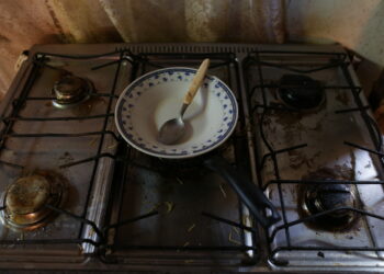 No barraco improvisado, o prato vazio fala por si Foto: Leandro Ferreira/Hora Campinas