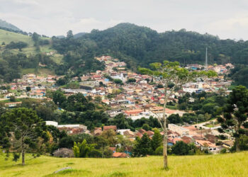 Vista geral da cidade de Gonçalves, que fica encravada entre as montanhas. www.mantiqueiratur.com.br