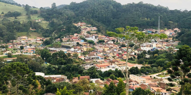 Vista geral da cidade de Gonçalves, que fica encravada entre as montanhas. www.mantiqueiratur.com.br