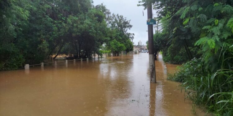 Rio Capivari transbordado deixou regiões ilhadas e famílias desalojadas Foto: Divulgação