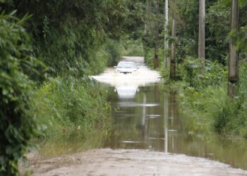 Motorista ignora alerta e tenta atravessar estrada inundada pelo transbordamento do Rio Camanducaia Foto: Ivair Oliveira/PMJ/Divulgação