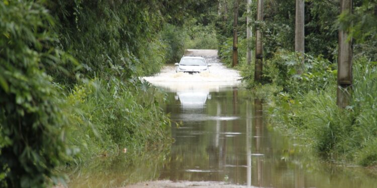 Jaguariúna remove famílias após transbordamento do Rio Camanducaia