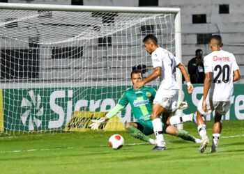 Lance do primeiro gol da Ponte Preta: Pedro Júnior tabelou, invadiu a área e driblou o goleiro antes de dar assistência. Fotos: Ponte Press/Álvaro Jr.