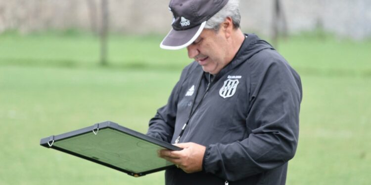 Kleina lamenta postura “morosa” da equipe e cobra reação imediata