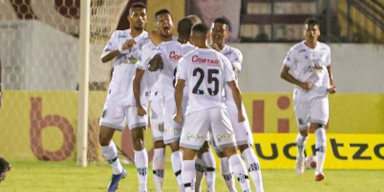Comemoração do primeiro gol: Macaca chegou aos sete pontos e assumiu a vice-liderança provisória do Grupo D. Fotos: Raul Ramos/Agência Paulistão