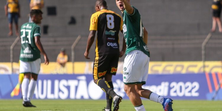 O lateral-esquerdo Matheus Pereira vibra com o segundo gol do Guarani, o seu primeiro com a camisa alviverde. Fotos: Thomaz Marostegan/Guarani FC