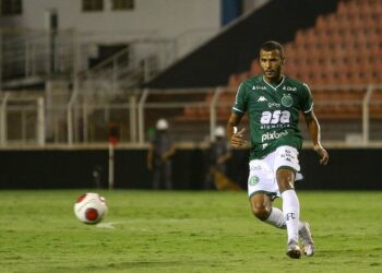 Após falhas diante do Itunao, o zagueiro Ernando deve começar o Dérbi 202 no banco de reservas. Fotos: Thomaz Marostegan/Guarani FC