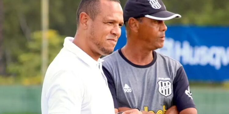 O coordenador de futebol da Ponte Preta, Luís Fabiano, e o auxiliar técnico Nenê Santana. Foto: Diego Almeida/Ponte Press