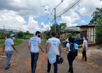 Integrantes da TETO Brasil visitam comunidade carente em Campinas: pandemia piorou condições sociais e de infraestrutura Fotos: Divulgação