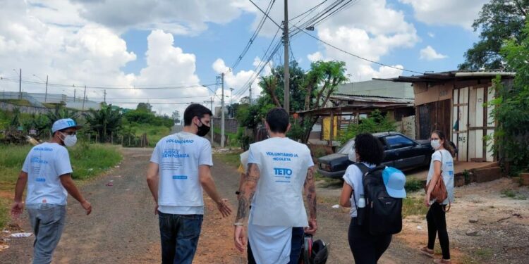 Integrantes da TETO Brasil visitam comunidade carente em Campinas: pandemia piorou condições sociais e de infraestrutura Fotos: Divulgação