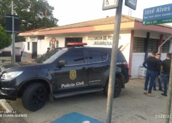Policiais civis diante da Delegacia de Jaguariúna: pelas apurações, quadrilha agia com violência e muita pressão Foto: Roberto Torrecilhas