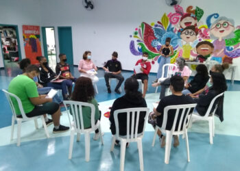 Jovens em reunião: projeto conta com o apoio financeiro do Fundo Municipal de Direitos da Criança e do Adolescente - Fotos: Divulgação