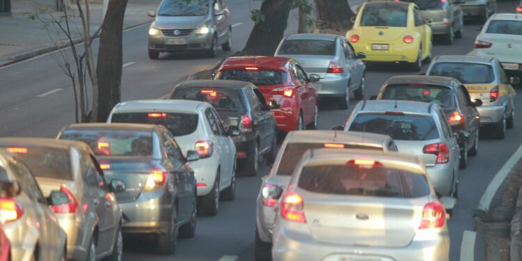 Carros com placas finais 1 e 2 precisam fazer o licenciamento em julho. Foto: Leandro Ferreira/ Hora Campinas