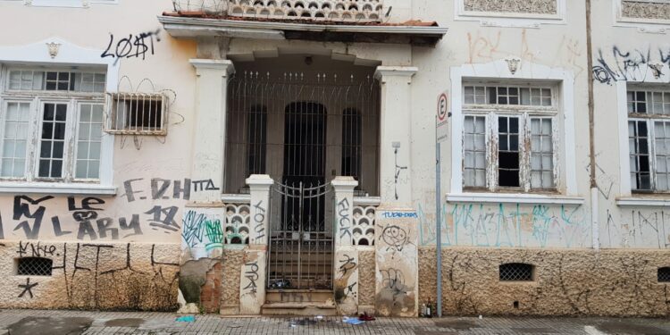 Casarão centenário com a fachada pichada e sinais de abandono, no Centro; Fotos: Leandro Ferreira/ Hora Campinas