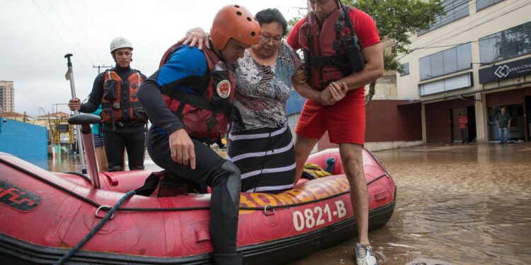 Bombeiros e Defesa Civil, resgatam mulher que teve casa inundada no ABC. Foto: Governo do Estado de São Paulo