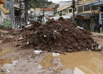 Tragédia em Petrópolis: De acordo com a Defesa Civil foram registrados até o momento quase 1,8 mil ocorrências por toda a cidade - Foto: Fernando Frazão/Agência Brasil